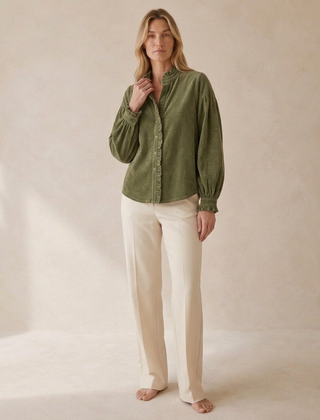 Blouse Odile à col volanté vert olive