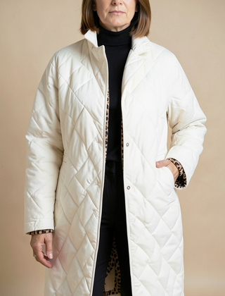 Manteau matelassé blanc à doublure léopard